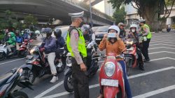 Erupsi Gunung Anak Krakatau, Satlantas Jakbar Turun Bagikan Masker kepada Pengguna Jalan