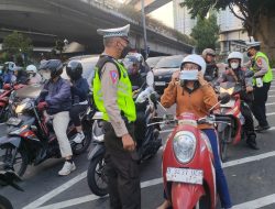 Erupsi Gunung Anak Krakatau, Satlantas Jakbar Turun Bagikan Masker kepada Pengguna Jalan