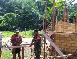 Babinsa Supiori Selatan Bantu Warga Bangun Rumah di Kampung Odori