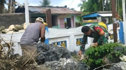 Babinsa dan Warga Gotong-Royong Angkut Batu untuk Pembangunan Gedung Serbaguna