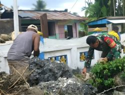 Babinsa dan Warga Gotong-Royong Angkut Batu untuk Pembangunan Gedung Serbaguna