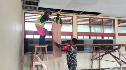 Babinsa Biak Barat Bantu Renovasi Gedung SMAN 1 Biak Barat