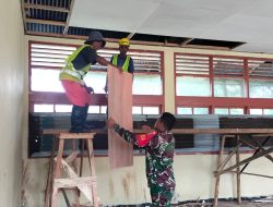 Babinsa Biak Barat Bantu Renovasi Gedung SMAN 1 Biak Barat