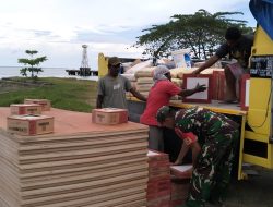 Babinsa Supiori Selatan Bantu Turunkan Material Renovasi Gedung SD di Pulau Aruri