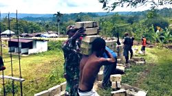 Babinsa Biak Utara Gotong-Royong Bersama Warga Bangun Pagar Gereja