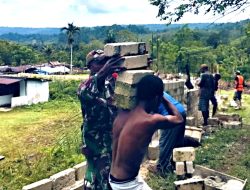 Babinsa Biak Utara Gotong-Royong Bersama Warga Bangun Pagar Gereja
