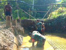 Babinsa Supiori Selatan Bantu Warga Gali Pondasi Jembatan Merah Putih di Kampung Odori