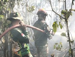 Personel Kodim 1708/BN Padamkan Kebakaran Hutan di Yendidori