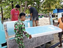Babinsa Biak Timur Bantu Turunkan Material Renovasi SMPN 2 Padaido