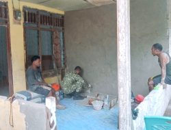 Babinsa Biak Barat Bantu Perehaban Rumah Warga Lansia di Kampung Ramdori