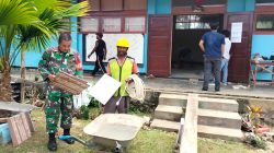 Babinsa Biak Barat Bantu Renovasi Laboratorium SMAN 1 Biak Barat