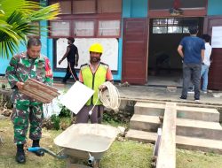 Babinsa Biak Barat Bantu Renovasi Laboratorium SMAN 1 Biak Barat