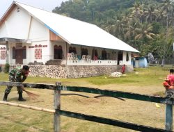 Babinsa dan Warga Gotong-Royong Bersihkan Halaman Gereja GBDP Elsada