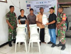Babinsa Biak Kota Dampingi Pendistribusian Beras untuk Warga Kampung Manubabo