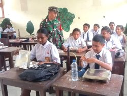 Babinsa Numfor Dampingi Pembagian MBG di SMPN 1 Numfor Timur