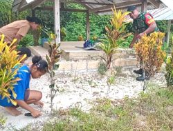 Babinsa Supiori Utara Ajak Warga Gotong-Royong Bersihkan Lingkungan Kampung Warsa