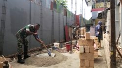 Babinsa Biak Kota Bantu Pembangunan Toilet di SMKS SIK YAPIS Biak
