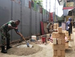 Babinsa Biak Kota Bantu Pembangunan Toilet di SMKS SIK YAPIS Biak
