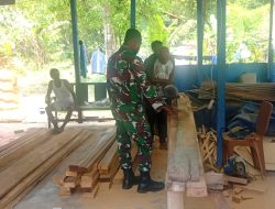 Babinsa Warsa Bantu Warga Membuat Kusen Pintu Rumah