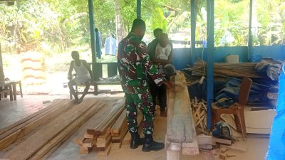 Babinsa Warsa Bantu Warga Membuat Kusen Pintu Rumah