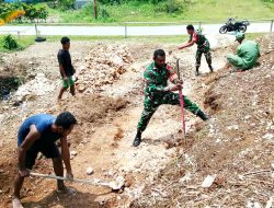Babinsa Biak Barat Bersama Warga Karya Bakti Pembuatan Lapangan Voli