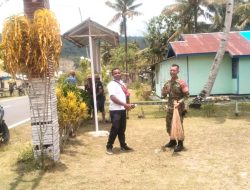 Babinsa Warsa dan Warga Karya Bakti di Kampung Amoy