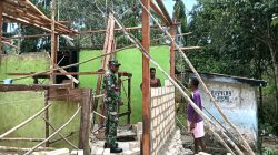 Babinsa Biak Utara Bantu Warga Bangun Rumah di Kampung Yobdi