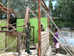 Babinsa Biak Utara Bantu Warga Bangun Rumah di Kampung Yobdi