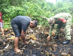 Babinsa Numfor Bantu Warga Kumpulkan Batu untuk Pondasi Dapur