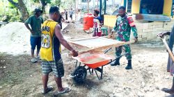 Babinsa Biak Utara Bantu Warga Bangun Rumah di Kampung Mambesak