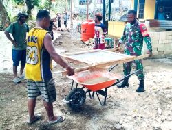 Babinsa Biak Utara Bantu Warga Bangun Rumah di Kampung Mambesak