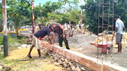 Babinsa Supiori Selatan Gotong-Royong Bersama Warga Cor Balok Sloof Pagar