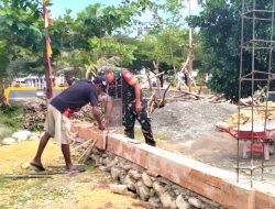 Babinsa Supiori Selatan Gotong-Royong Bersama Warga Cor Balok Sloof Pagar