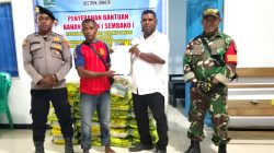 Babinsa Numfor Dampingi Pembagian Bantuan Beras untuk Warga di Distrik Orkeri