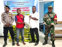 Babinsa Numfor Dampingi Pembagian Bantuan Beras untuk Warga di Distrik Orkeri