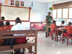 Babinsa Biak Kota Dampingi Pendistribusian MBG di SDN Samau
