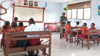 Babinsa Biak Kota Dampingi Pendistribusian MBG di SDN Samau