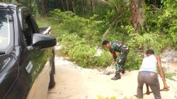 Babinsa Bantu Warga Ambil Pasir untuk Pengecoran Lantai Rumah
