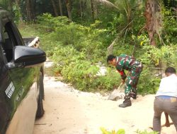 Babinsa Bantu Warga Ambil Pasir untuk Pengecoran Lantai Rumah