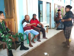 Babinsa Posramil Biak Timur Imbau Pedagang Jaga Kebersihan dan Kualitas Barang Dagangan