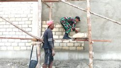 Babinsa Bantu Plester Dinding Gereja GKI Silo Serbin
