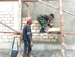 Babinsa Bantu Plester Dinding Gereja GKI Silo Serbin