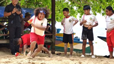 SD Kartika VI-2 Biak Gelar Family Gathering di Pantai Soryar