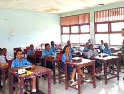 Babinsa Posramil Biak Timur Dampingi Pendistribusian MBG di SMPN 1 Biak Timur