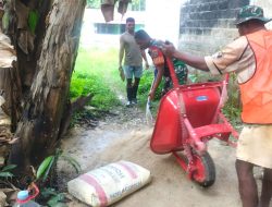 Babinsa Supiori Selatan Bantu Warga Bangun MCK di Kampung Odori