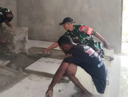 Babinsa Warsa dan Warga Gotong-Royong Pasang Keramik Rumah Sembahyang Ayaisya