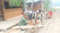 Babinsa Biak Barat Bantu Warga Siapkan Bahan Pembangunan Dinding Jembatan Dermaga