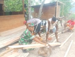 Babinsa Biak Barat Bantu Warga Siapkan Bahan Pembangunan Dinding Jembatan Dermaga