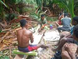 Babinsa Warsa Bantu Warga Menokok Sagu di Kampung Amoi