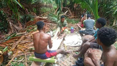 Babinsa Warsa Bantu Warga Menokok Sagu di Kampung Amoi